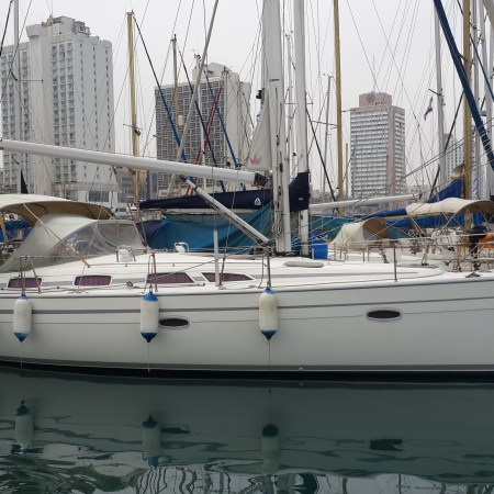 יאכטה במרינה